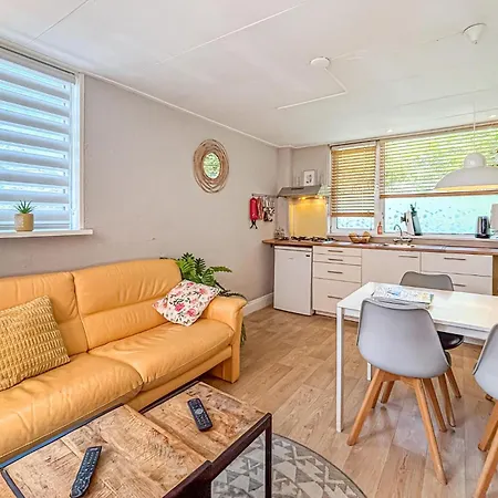 2 Bedroom Front In Эгмонд-ан-Зее