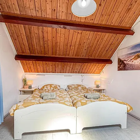 2 Bedroom Front In אגמונד אן זי
